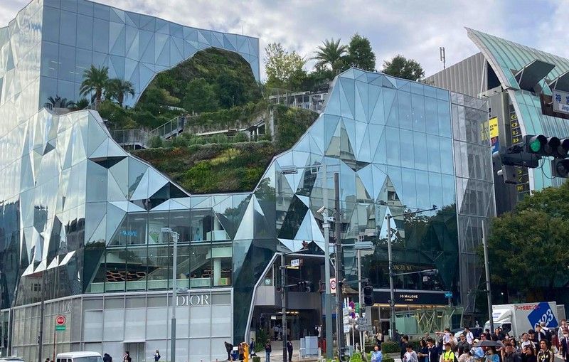 🌿✨ Fusionant Natura i Arquitectura en un Espai Únic 🌆🌱 ✨
