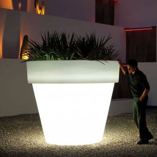 Macetas de resina con luz