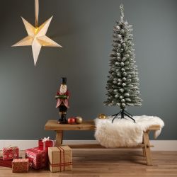 Abeto estrecho verde con efecto nevado