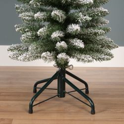 Abeto estrecho verde con efecto nevado