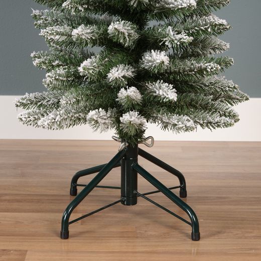 Abeto estrecho verde con efecto nevado