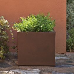 Macetero cuadrado narciso 50cm color bronce New Garden