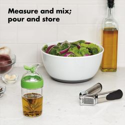 Mezclador Oxo para vinagretas pequeño de color verde