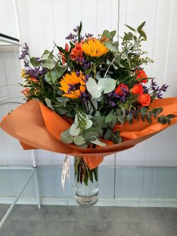 RAMO DE GIRASOL Y ROSAS NARANJA