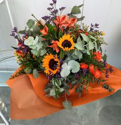 RAMO DE GIRASOL Y ROSAS NARANJA