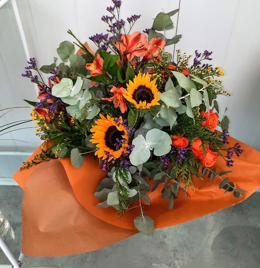 RAMO DE GIRASOL Y ROSAS NARANJA