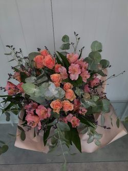 RAMO ROMÁNTICO DE ROSAS Y ASTROMELIA ROSA