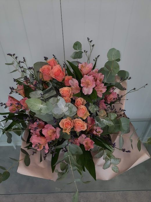 RAMO ROMÁNTICO DE ROSAS Y ASTROMELIA ROSA