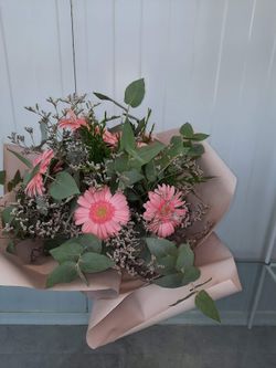 RAMO SILVESTRE CON GERBERA ROSA