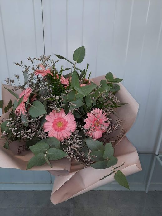 RAMO SILVESTRE CON GERBERA ROSA