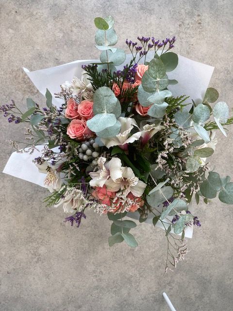 RAMO SILVESTRE DE ASTROMELIA BLANCA Y ROSAS