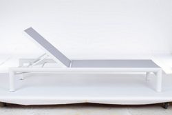Tumbona Skipper New color blanco con ruedas YK11
