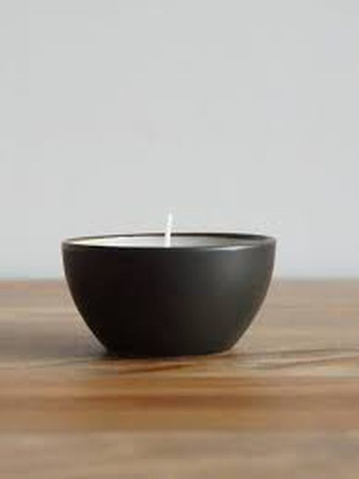 Vela Blanca de Citronela con Cerámica Negra
